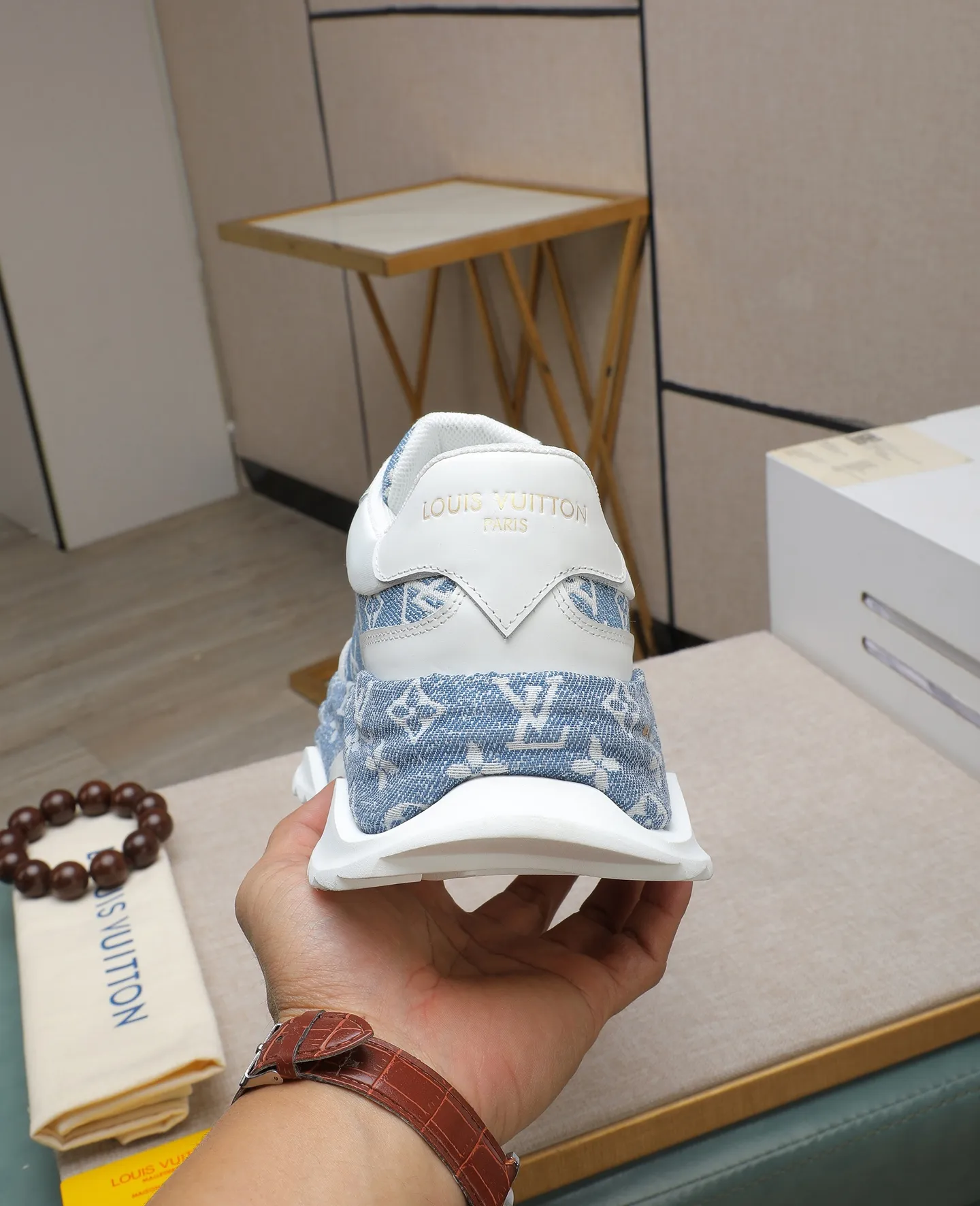 Men's shoes 💰600 LV are novel and fashionable, and the uppers are made of imported cowhide + LV special materials! Super trendy design! It’s eye-catching! The leather is soft, delicate, shiny and translucent, showing the ultimate in pure handcraftsmanship, and the mesh is soft, comfortable and breathable! Size: 39-44 (38 45 customized)